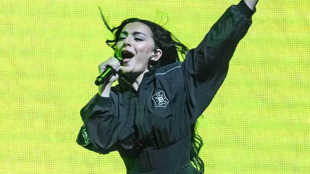 Charli XCX 在週六夜現場：「我15歲時父母開車帶我去參加電子舞曲派對」