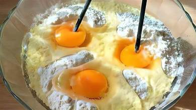 糯米粉里加3個雞蛋，不用水，不油炸，筷子一攪，比蛋糕鬆軟好吃！