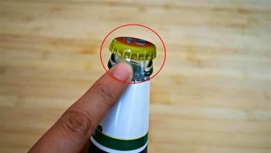 啤酒瓶蓋有個「小機關」，不用開瓶器，女孩也能1秒打開，真實用