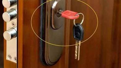 晚上睡覺時，記得在門上插一把鑰匙，懂得人不多，學會安全又實用