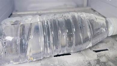 冰箱結冰太厚，別再亂敲了！只需1個寶特瓶，冰塊自動脫落，實用